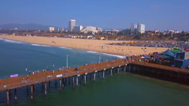 Luftaufnahme Des Vergnügungsparks Santa Monica Pier Der Nähe Des Strandes — Stockvideo