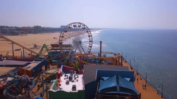 Luftaufnahme Des Vergnügungsparks Santa Monica Pier Der Nähe Des Strandes — Stockvideo