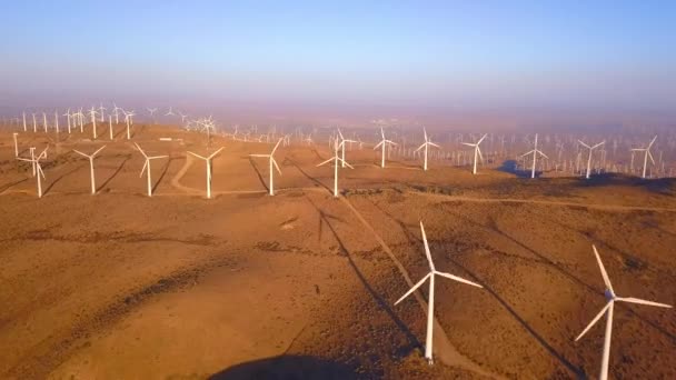 ネバダ州の風力発電所の空撮 ラスベガスの近くの丘の上に電気を生成する風力タービンの何百も — ストック動画