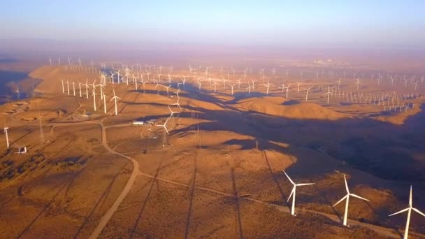内华达风电场的鸟瞰图 数以百计的风力涡轮机在拉斯维加斯附近的山顶上发电 — 图库视频影像