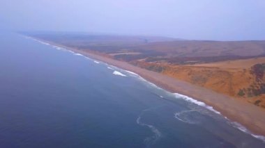 uçuruma tarafından büyük dalgalar ile Pasifik Okyanusu Point Reyes şeridinin canlı havadan görünümü. 