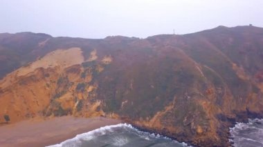 uçuruma tarafından büyük dalgalar ile Pasifik Okyanusu Point Reyes şeridinin güzel havadan görünümü. 