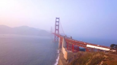 Hyperlapse günbatımı hava Golden Gate Köprüsü görünümünü yukarıdan San Francisco Körfezi üzerinden