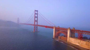 günbatımı hava Golden Gate Köprüsü görünümünü yukarıdan San Francisco Körfezi üzerinden 