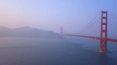 tam hyperlapse hava Golden Gate Köprüsü görünümünü yukarıdan San Francisco Körfezi üzerinden