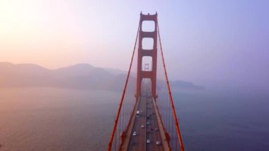 Hyperlapse hava Golden Gate Köprüsü yukarıdan üzerinden görünüm koy ve San Francisco dağlar