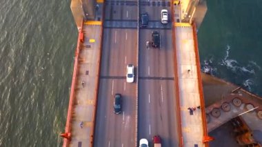 San Francisco Körfezi üzerinde yukarıdan hava Golden Gate Köprüsü görünümü kadar kapatın