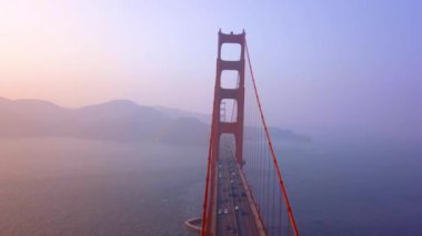geniş hava Golden Gate Köprüsü yukarıdan üzerinden görünüm koy ve San Francisco dağlar