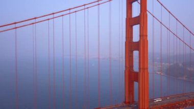 Hava Golden Gate Köprüsü manzarasına yukarıdan San Francisco Körfezi üzerinden