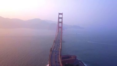 Hava Golden Gate Köprüsü ve dağlar yukarıdan San Francisco Körfezi üzerinden görüntülemek