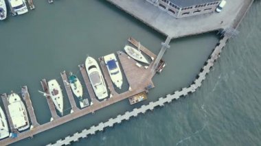 Bir eğlence parkı ve deniz aslanları iskele tarafından San Francisco Pier 39 güzel havadan görünümü. 