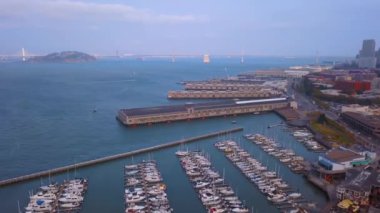 Hava San Francisco şehir görünümünü yukarıdan günbatımı zamanı sırasında. Defne köprü, pier 39 ve gökdelenler şehrin ortasında görüntüleyin. 