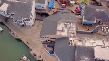 Bir eğlence parkı ve deniz aslanları iskele tarafından San Francisco Pier 39 güzel havadan görünümü.