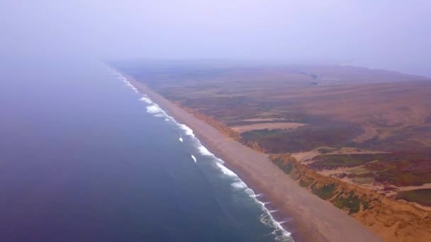 Széles Légi Felvétel Csendes Óceán Point Reyes Tengerpart Hatalmas Hullámok — Stock videók