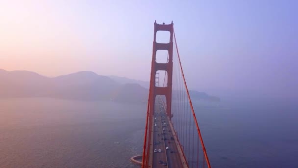 湾とサンフランシスコで山の上から広範な航空ゴールデン ゲート ブリッジ ビュー — ストック動画