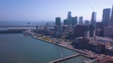 Meşgul sokakları, şehir merkezindeki gökdelenler ve defne köprü ile San Francisco şehrinin güzel havadan görünümü.