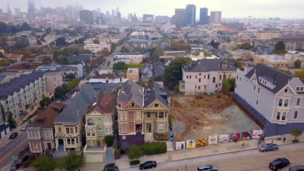 在旧金山的七姐妹房子的鸟瞰图叫彩绘女装 — 图库视频影像