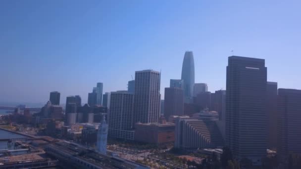 忙しい通り ダウンタウンの高層ビル ベイブリッジ サンフランシスコ市の美しい空撮 — ストック動画