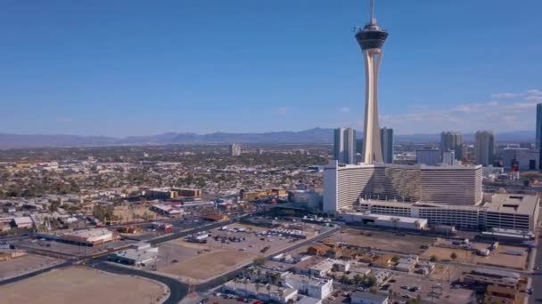 2018 ラスベガス 米国ネバダ州ラスベガス市の空撮 ストラトスフィア ホテルとその他の人気のある建物と同様 高速道路や都市を介して道路の表示 — ストック動画