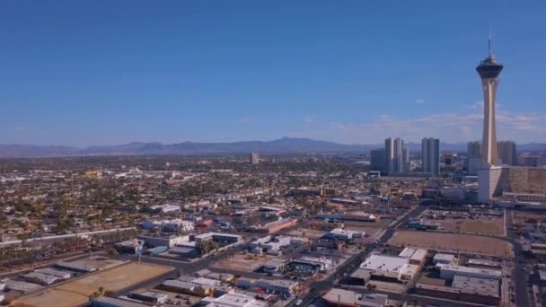 2018 ラスベガス 米国ネバダ州ラスベガス市の空撮 ストラトスフィア ホテルとその他の人気のある建物と同様 高速道路や都市を介して道路の表示 — ストック動画