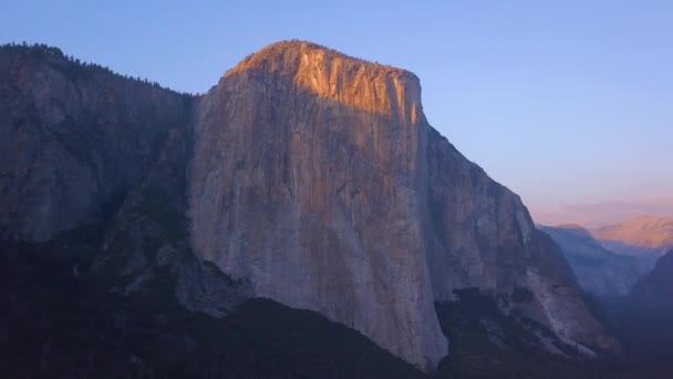 Parque Nacional Yosemite Aéreo Vista Cima Com Enormes Cachoeiras Penhascos — Vídeo de Stock