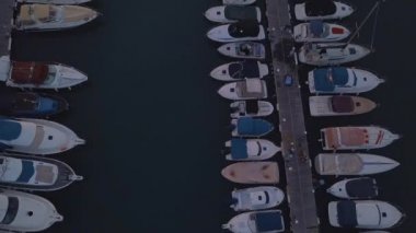10 Temmuz 2018. Dock, Gran Canaria, İspanya. Dock günbatımı zamanı sırasında birçok yat ile hava görünümünü. Küçük tekne üzerinde Gran Canaria ada kıyı şeridi tarafından yerleştirilmiş.