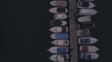 10 Temmuz 2018. Dock, Gran Canaria, İspanya. Dock günbatımı zamanı sırasında birçok yat ile hava görünümünü. Küçük tekne üzerinde Gran Canaria ada kıyı şeridi tarafından yerleştirilmiş.