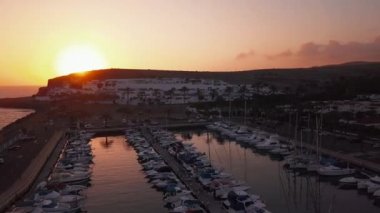 10 Temmuz 2018. Dock, Gran Canaria, İspanya. Dock günbatımı zamanı sırasında birçok yat ile hava görünümünü. Küçük tekne üzerinde Gran Canaria ada kıyı şeridi tarafından yerleştirilmiş.