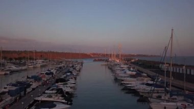 10 Temmuz 2018. Dock, Gran Canaria, İspanya. Dock günbatımı zamanı sırasında birçok yat ile hava görünümünü. Küçük tekne üzerinde Gran Canaria ada kıyı şeridi tarafından yerleştirilmiş.