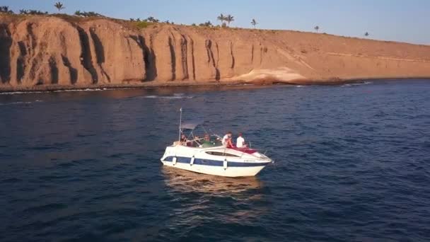 2018年7月10日 大加那利岛 西班牙 在大加那利岛的海岸线上 人们在小游艇上航行 — 图库视频影像