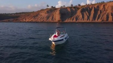 10 Temmuz 2018. Dock, Gran Canaria, İspanya. İnsanlar tarafından kıyı şeridi Gran Canaria ada küçük yatta yelken.