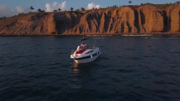Julio 2018 Docks Gran Canaria España Gente Navegando Pequeño Yate — Vídeos de Stock