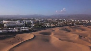 Maspalomas tepeleri güzel beyaz binalar ve Atlantik Okyanusu Gran Canaria ada üzerinde havadan görünümü