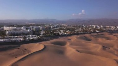 Maspalomas tepeleri güzel beyaz binalar ve Atlantik Okyanusu Gran Canaria ada üzerinde havadan görünümü