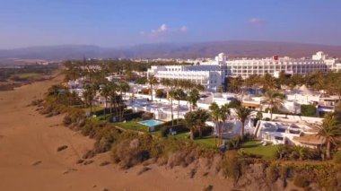 Maspalomas tepeleri güzel beyaz binalar ve Atlantik Okyanusu Gran Canaria ada üzerinde havadan görünümü