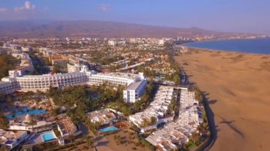 Maspalomas tepeleri güzel beyaz binalar ve Atlantik Okyanusu Gran Canaria ada üzerinde havadan görünümü