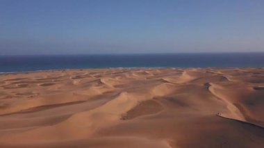 Maspalomas tepeleri güzel beyaz binalar ve Atlantik Okyanusu Gran Canaria ada üzerinde havadan görünümü