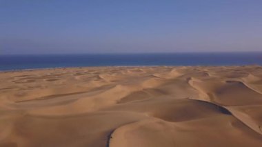 Maspalomas tepeleri güzel beyaz binalar ve Atlantik Okyanusu Gran Canaria ada üzerinde havadan görünümü
