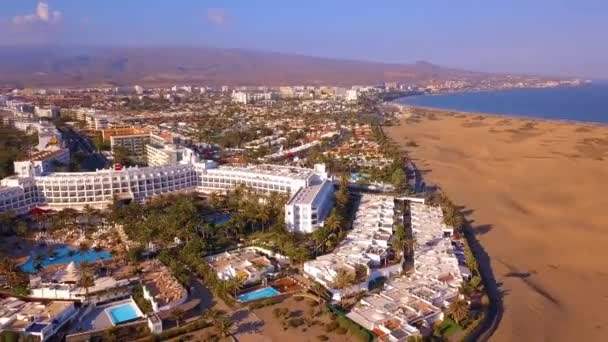 美丽的白色建筑和大西洋的大加那利岛上的马斯帕洛马斯沙丘鸟瞰图 — 图库视频影像