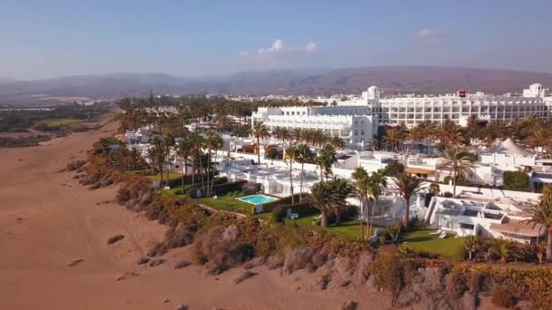 Widok Wydmy Maspalomas Wyspie Gran Canaria Przez Piękne Białe Budynki — Wideo stockowe
