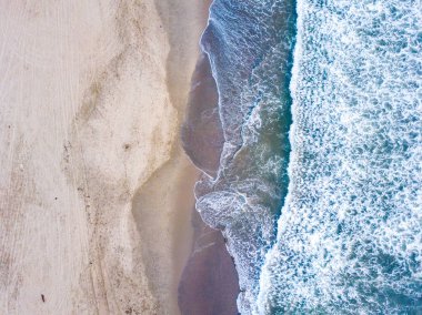 Büyük dalgalar ve Sahil yakınındaki ünlü Cliff house Restoran ufuk kadar gidiş ile San Francisco Pasifik Okyanusu hava plaj.