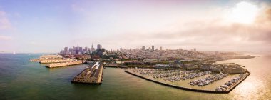 Hava San Francisco görünümünü yukarıda. San Francisco defne ve gökdelenlerin ile bir şehir panoraması. 