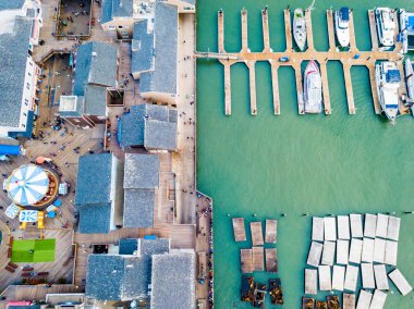 Eğlence Parkı ve deniz aslanları Dock tarafından yalan Pier 39 San Francisco havadan görünümü.