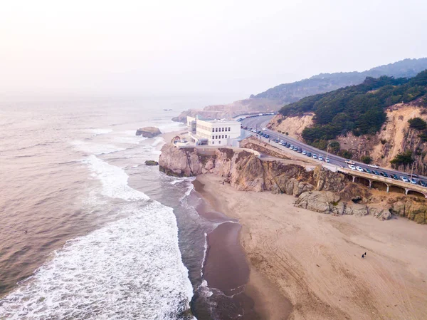 Büyük Dalgalar Sahil Yakınındaki Ünlü Cliff House Restoran Ufuk Kadar — Stok fotoğraf