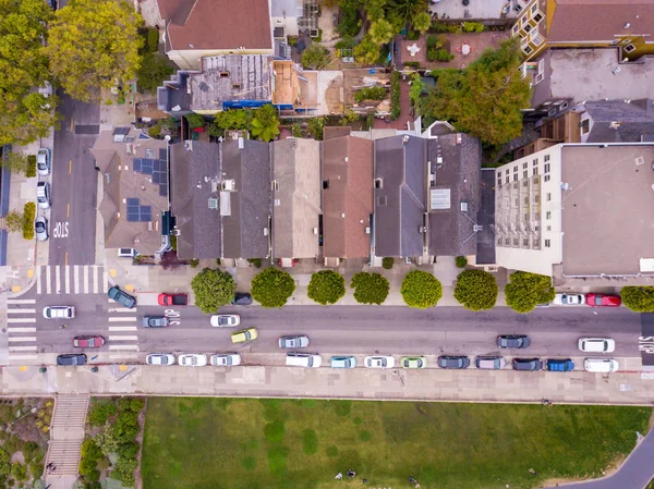 7 Sisters havadan görünümü San Francisco'da ev sahipliği yapmaktadır. Şehrin üzerinde bulutlu hava.