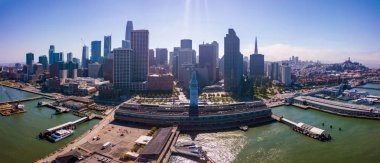 Hava San Francisco görünümünü yukarıda. San Francisco defne ve gökdelenlerin ile bir şehir panoraması. 