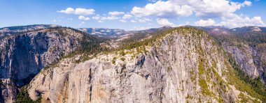 Yukarıdan Yosemite Milli Parkı El Capitan ve Half Dome cliff görünümünün havadan görünümü.