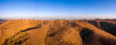 Rüzgar türbini çiftliği havadan görünümden. Sürdürülebilir kalkınma, çevre dostu yenilenebilir, sürdürülebilir, alternatif enerji, Nevada, ABD vererek rüzgar türbinleri.