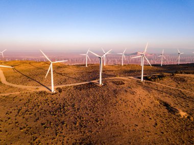 Rüzgar türbini çiftliği havadan görünümden. Sürdürülebilir kalkınma, çevre dostu yenilenebilir, sürdürülebilir, alternatif enerji, Nevada, ABD vererek rüzgar türbinleri.