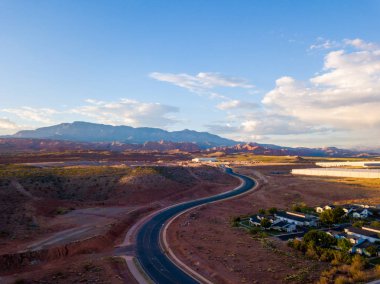 Ufuk için sonsuz yolu ile Arizona manzara havadan görünümü.